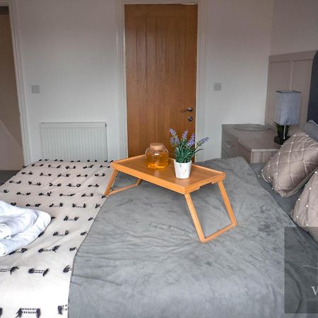 1 Bed House , Free Wifi,Free Parking,Leasure,Business Apartment Суонзи Екстериор снимка