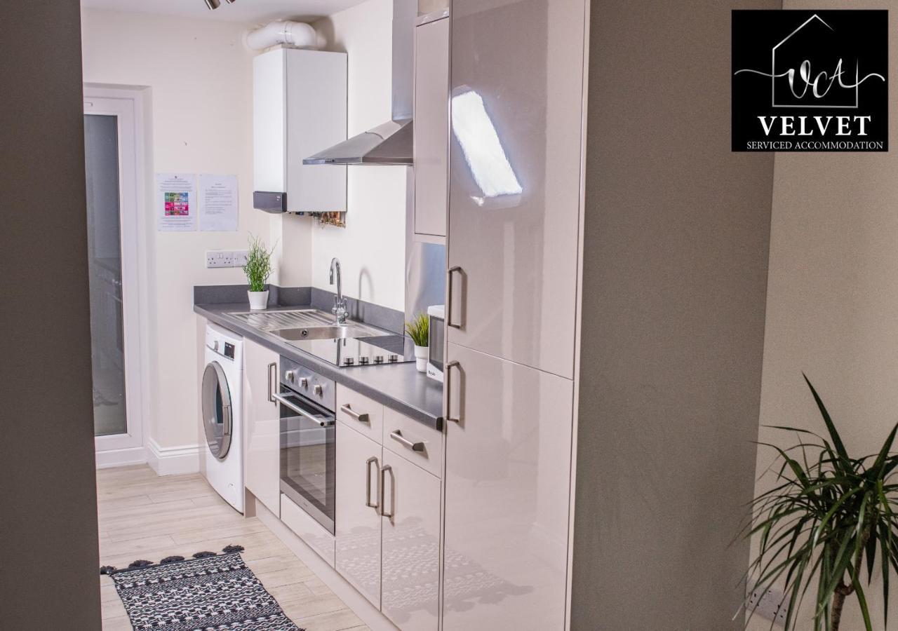 1 Bed House , Free Wifi,Free Parking,Leasure,Business Apartment Суонзи Екстериор снимка
