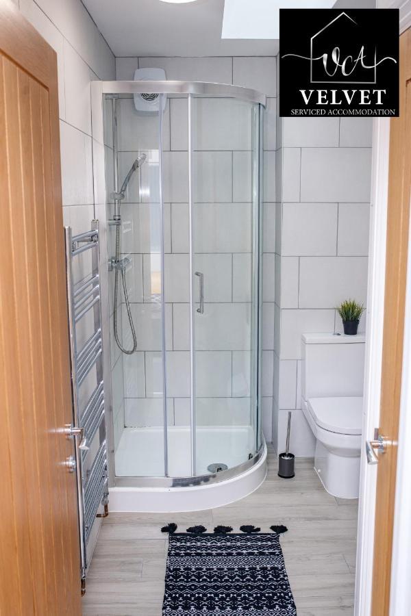 1 Bed House , Free Wifi,Free Parking,Leasure,Business Apartment Суонзи Екстериор снимка
