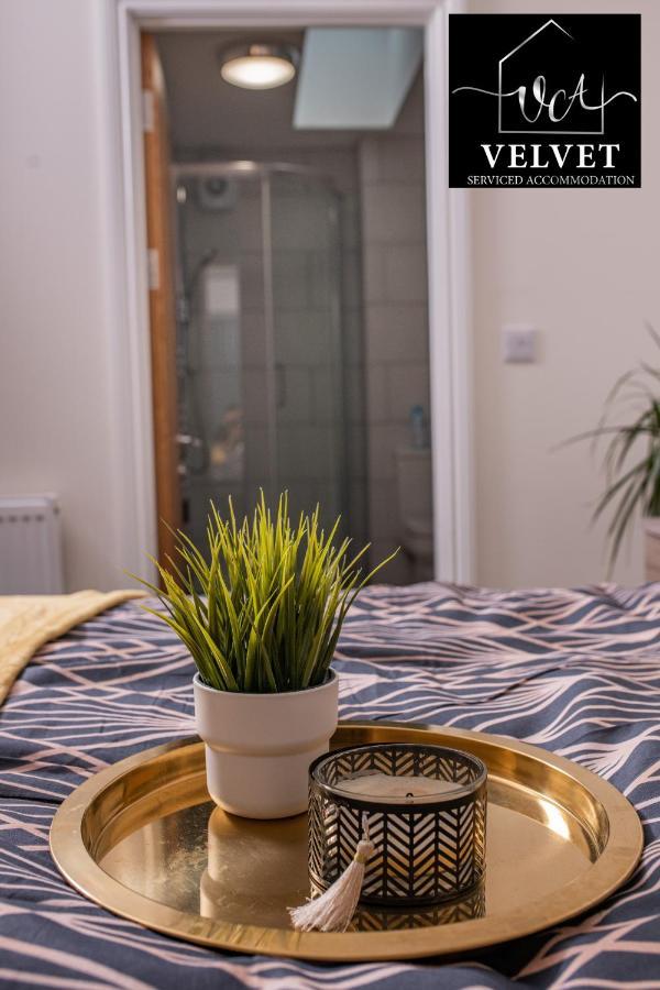 1 Bed House , Free Wifi,Free Parking,Leasure,Business Apartment Суонзи Екстериор снимка