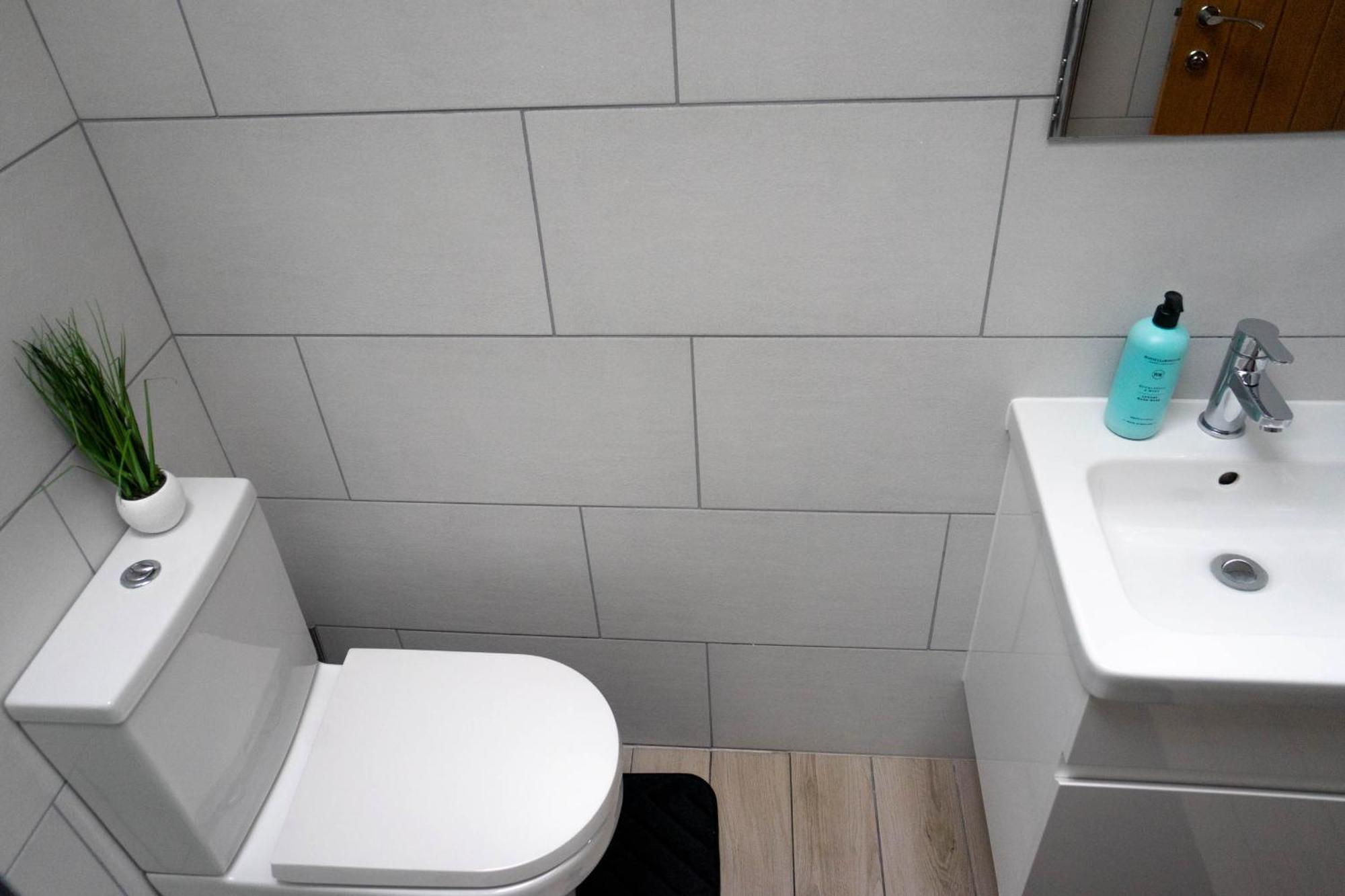 1 Bed House , Free Wifi,Free Parking,Leasure,Business Apartment Суонзи Екстериор снимка